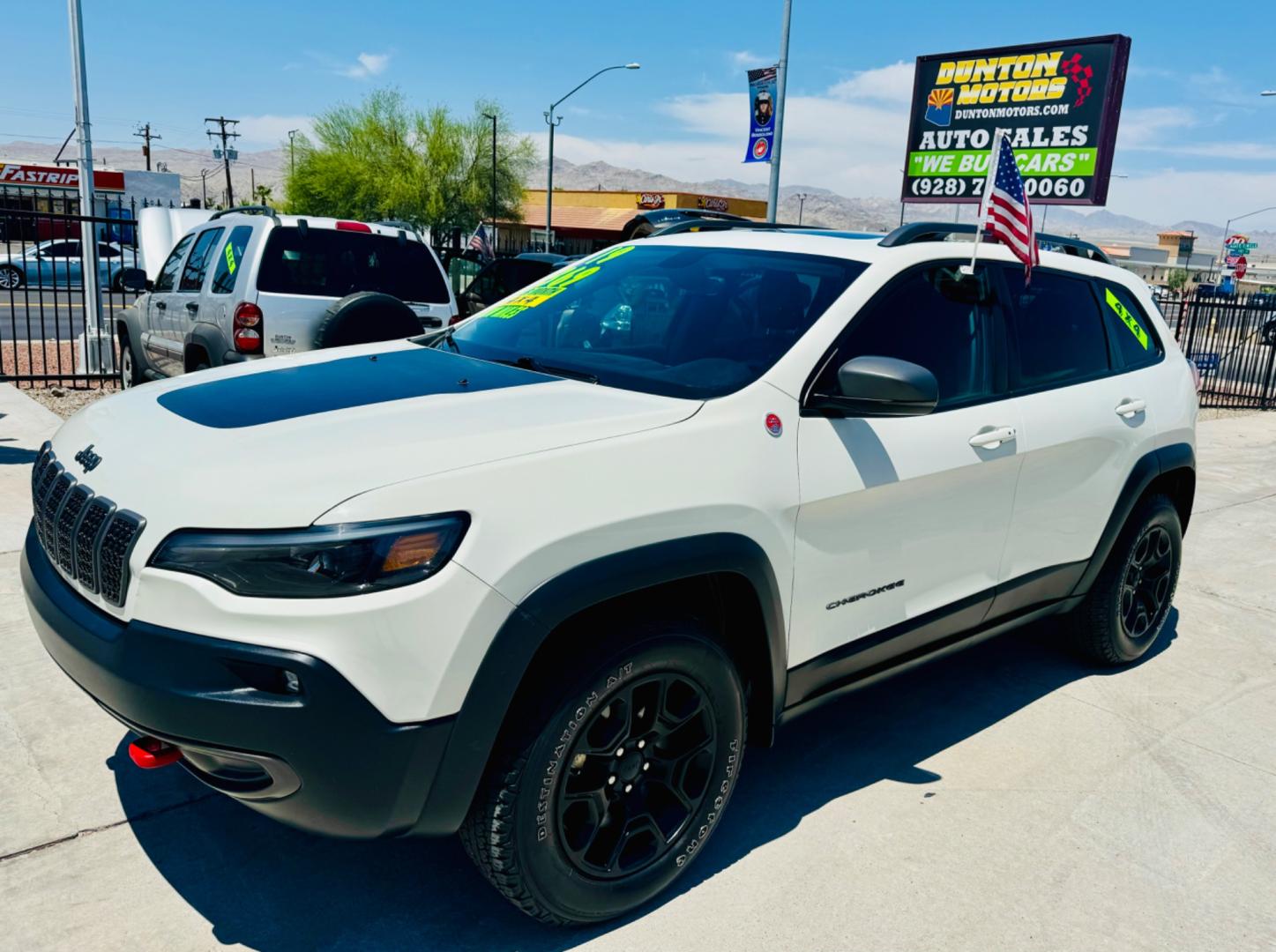 2019 White Jeep Cherokee Trailhawk 4WD (1C4PJMBX1KD) with an 3.2L V6 DOHC 24V engine, 9A transmission, located at 2190 Hwy 95, Bullhead City, AZ, 86442, (928) 704-0060, 0.000000, 0.000000 - On consignment. Super clean 2019 Jeep Cherokee Trailhawk. 4x4. Leather loaded. 56k miles. - Photo#3